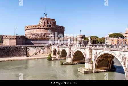 Engelsburg oder Engelsburg, Rom, Italien. Es ist ein altes Wahrzeichen der Stadt. Blick auf die berühmte Engelsburg und die mittelalterliche Brücke am Tiber Ri.` Stockfoto